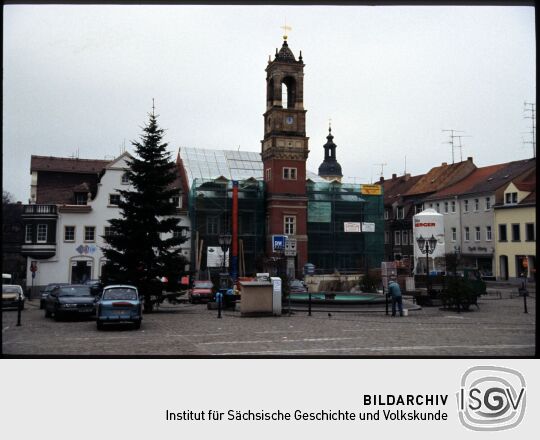 Marktplatz in Königsbrück mit dem eingerüsteten Rathaus