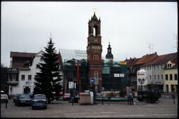 Bild: Marktplatz in Königsbrück mit dem eingerüsteten Rathaus