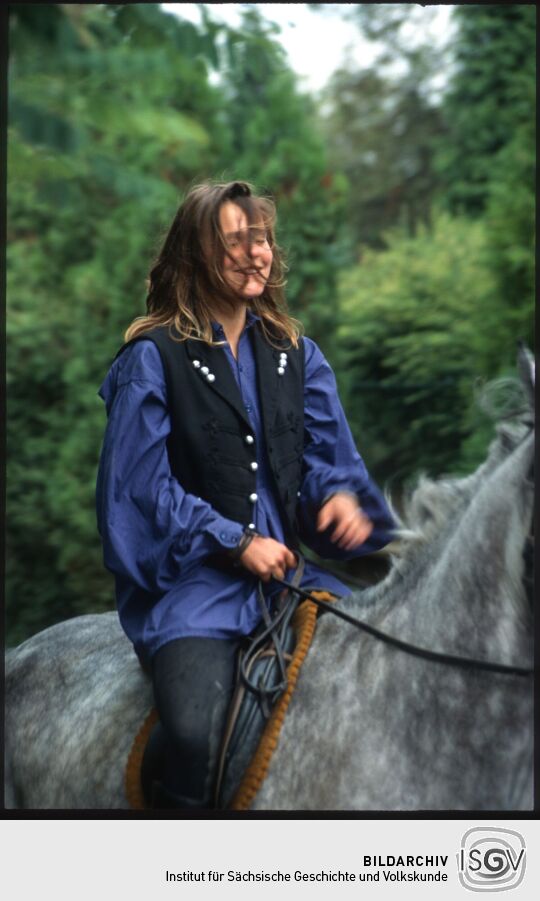 Reiterin auf einem Pferd in Landwüst