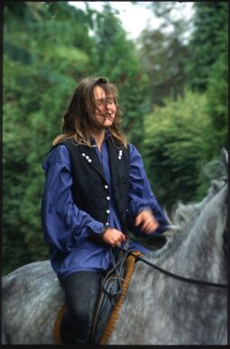 Bild: Reiterin auf einem Pferd in Landwüst