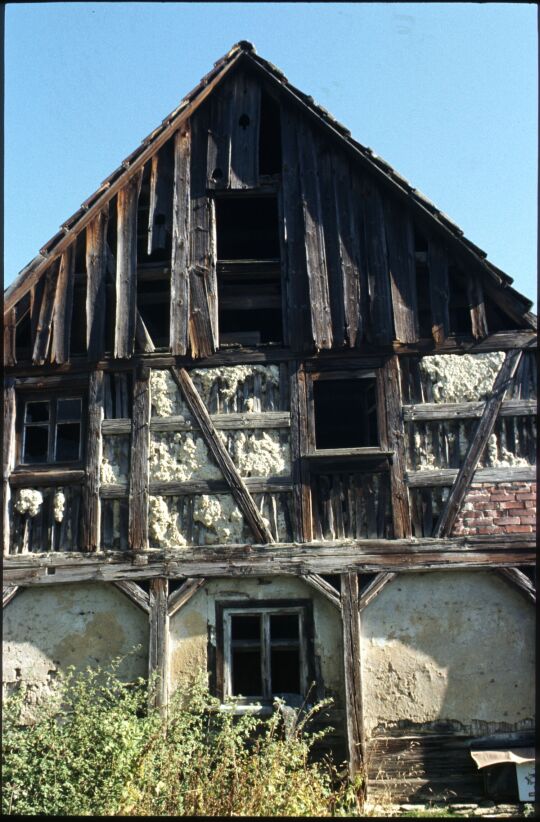Maroder Giebel eines Fachwerkgebäudes in Unterwürschnitz