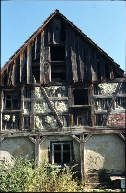 Bild: Maroder Giebel eines Fachwerkgebäudes in Unterwürschnitz