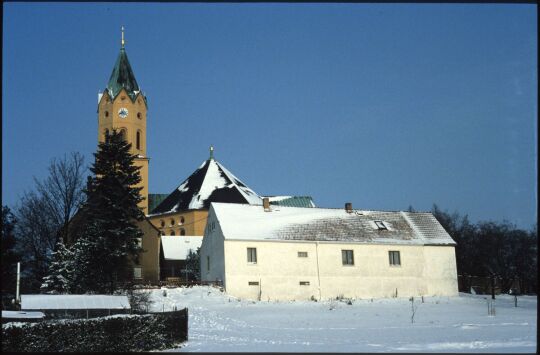 Blick zur verschneiten Kirche in Lichtenberg
