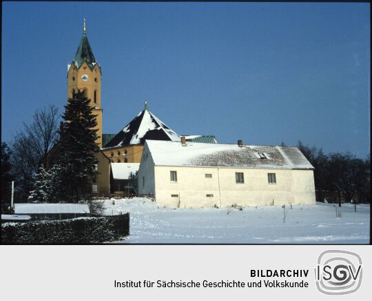 Blick zur verschneiten Kirche in Lichtenberg