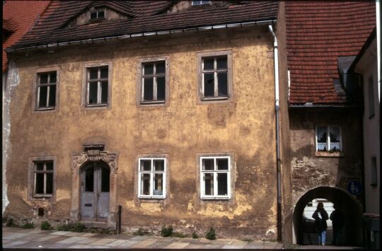 Durchgang neben einem Gebäude in Bischofswerda