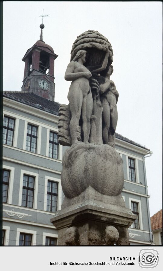 Paradiesbrunnen vor dem Rathaus im Bischofswerda