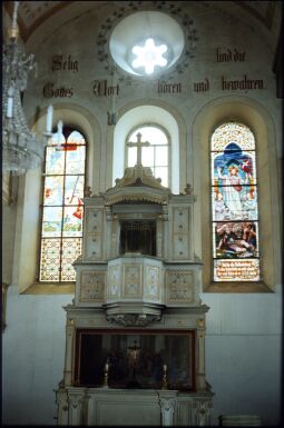 Bild: Kanzelaltar in der Kirche Lomnitz