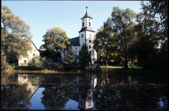 Blick über einen Teich zur Kirche Sachsgrün