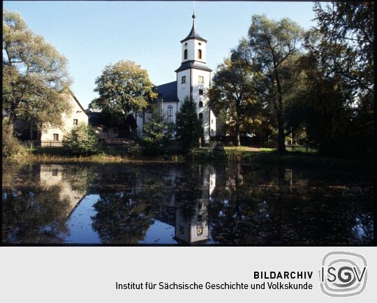 Blick über einen Teich zur Kirche Sachsgrün