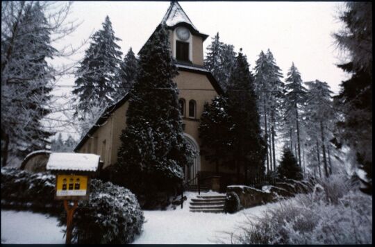 Blick zur verschneiten Kirche in Oberbärenburg