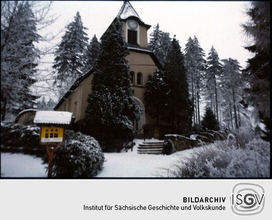 Blick zur verschneiten Kirche in Oberbärenburg