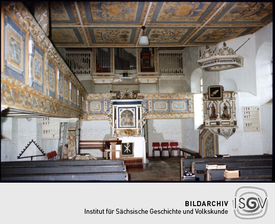 Blick in den Altarraum der Leppersdorfer Kirche, in der Orgel fehlen die Prospektpfeifen