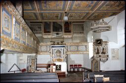 Bild: Blick in den Altarraum der Leppersdorfer Kirche, in der Orgel fehlen die Prospektpfeifen