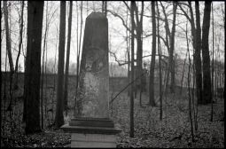 Bild: Obelisk mit Relief eines Pferdekopfes im Park von Schloss Hermsdorf