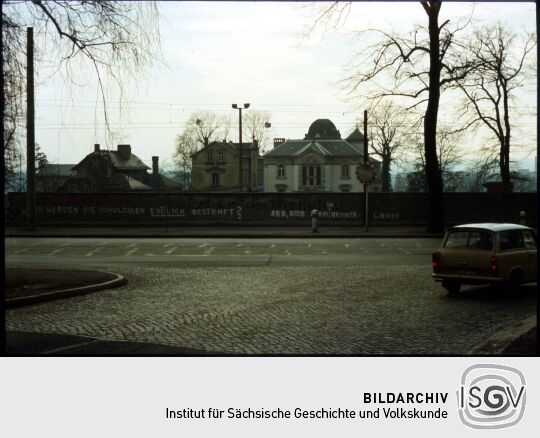 Mauer mit politischen Losungen am Geländekomplex der Bezirksverwaltung des Ministeriums für Staatsicherheit Dresden