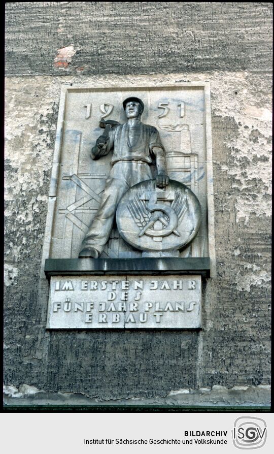 Relief mit Bezug zum ersten Fünfjahresplan der DDR und der Darstellung eines Arbeiters am ehemaligen Kühlhaus in der Friedrichstadt
