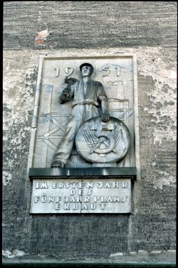 Bild: Relief mit Bezug zum ersten Fünfjahresplan der DDR und der Darstellung eines Arbeiters am ehemaligen Kühlhaus in der Friedrichstadt