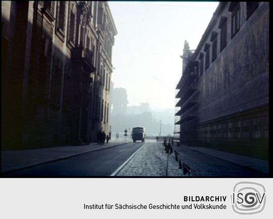 Blick durch die Augustusstraße zum Neumarkt mit der Frauenkirchruine