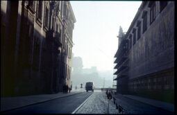 Bild: Blick durch die Augustusstraße zum Neumarkt mit der Frauenkirchruine