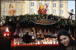 Bild: Süßwarenstand des Striezelmarktes auf dem Dresdner Altmarkt