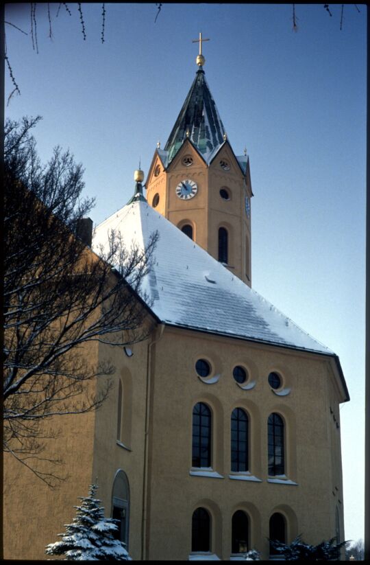 Blick auf die verschneite Kirche in Lichtenberg