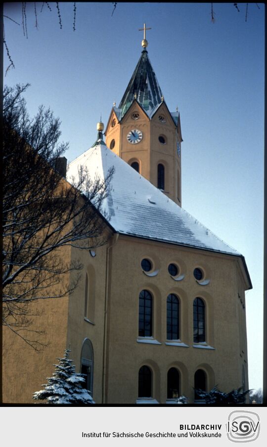 Blick auf die verschneite Kirche in Lichtenberg