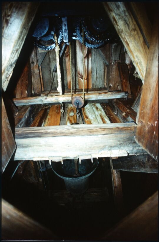 Altes Uhrwerk und Glocke in der Kirche Fischbach