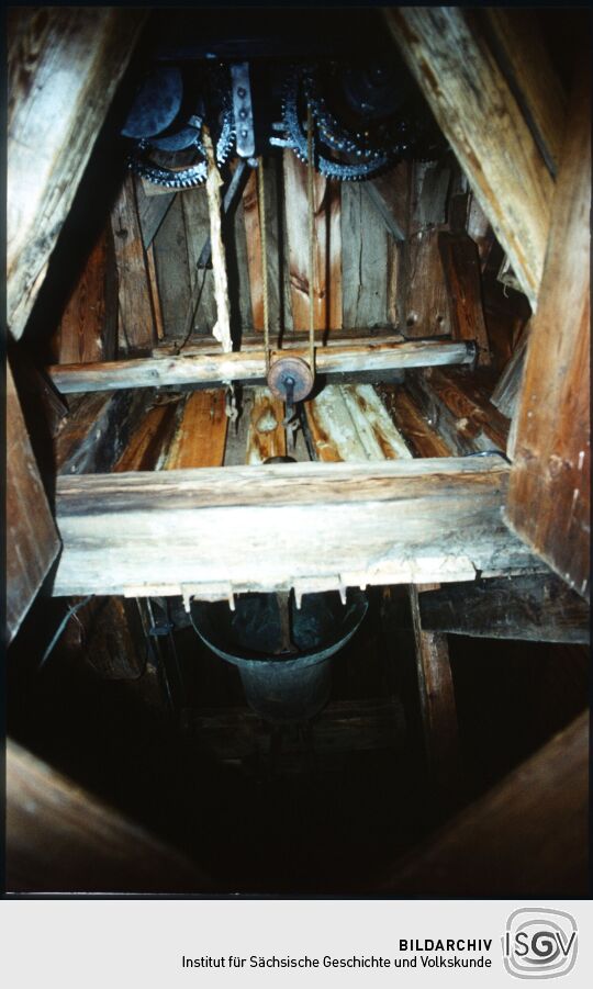 Altes Uhrwerk und Glocke in der Kirche Fischbach