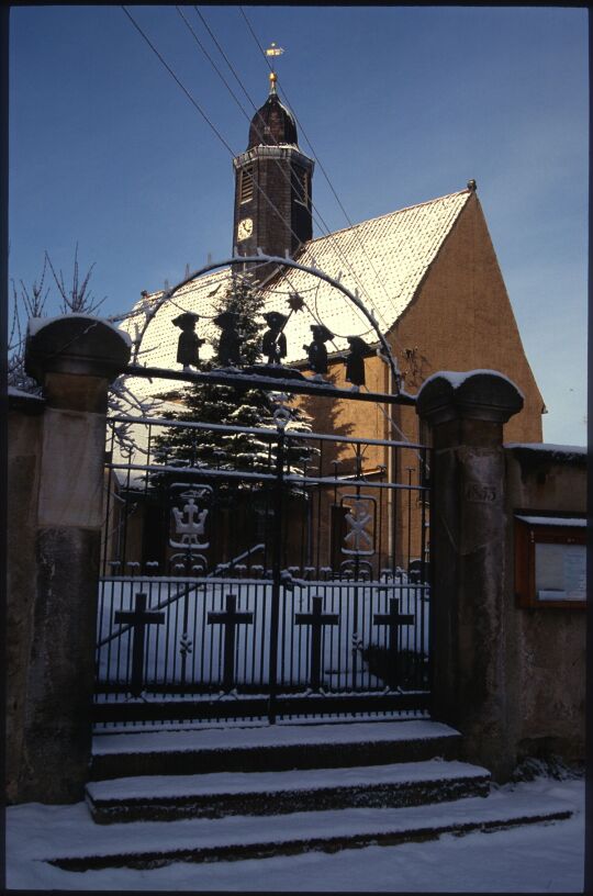 Blick durch das Tor zum Kirchhof auf die Kirche Kleinröhrsdorf