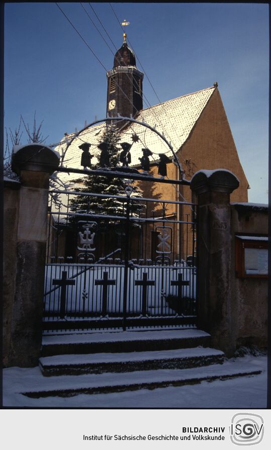 Blick durch das Tor zum Kirchhof auf die Kirche Kleinröhrsdorf