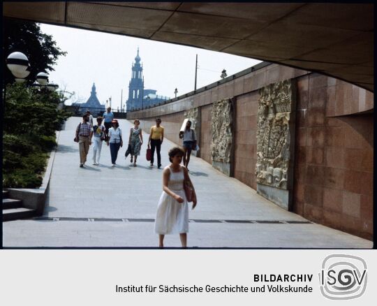 Blick aus der Fußgängerunterführung unter der Großen Meißner Straße zum Georgentor und der Katholischen Hofkirche