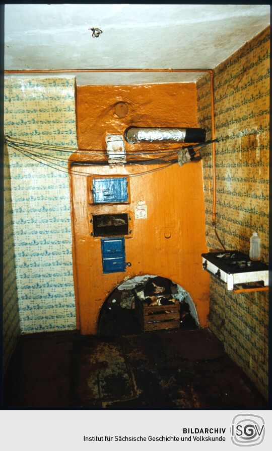 Küche mit altem Ofen und einem Gasherd in einem Gebäude am Obergraben in der Dresder Neustadt