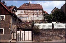 Bild: Fachwerkgebäude mit Gerüst in Dresden-Wachwitz
