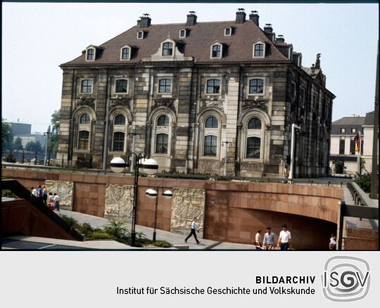 Blick über den Zugang zur Unterführung an der Großen Meißner Straße zum Blockhaus