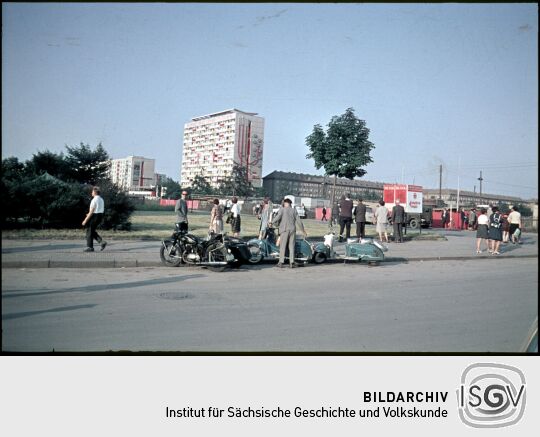 Blick über den Pirnaischen Platz zum Hochhaus an der der Grunaer Straße mit einem Banner zu den 9. Arbeiterfestspielen