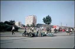 Bild: Blick über den Pirnaischen Platz zum Hochhaus an der der Grunaer Straße mit einem Banner zu den 9. Arbeiterfestspielen
