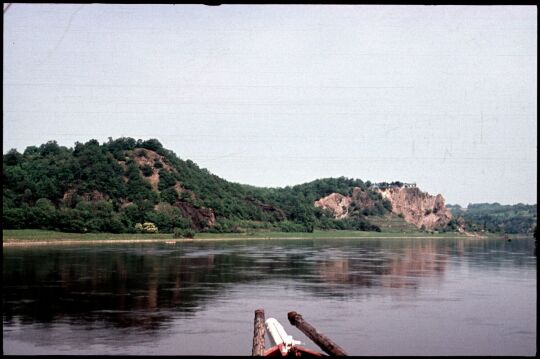 Blick von einem Schiff auf der Elbe auf die Elbtalhänge bei Zehren