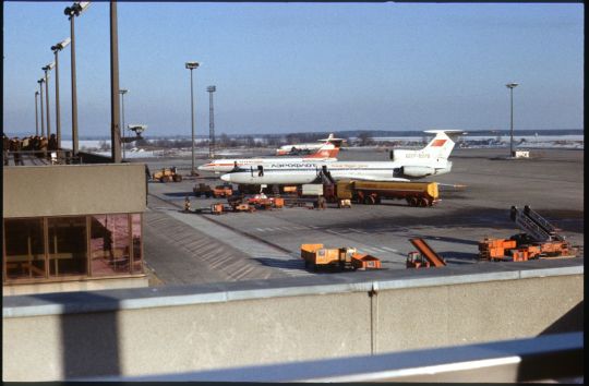 Flugzeuge auf dem Rollfeld des Flughafen Schönefeld