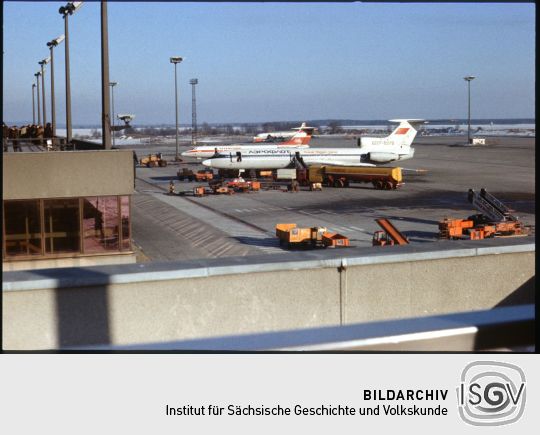 Flugzeuge auf dem Rollfeld des Flughafen Schönefeld