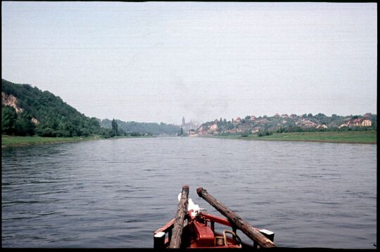 Blick von einem Schiff auf der Elbe zum Meißner Dom