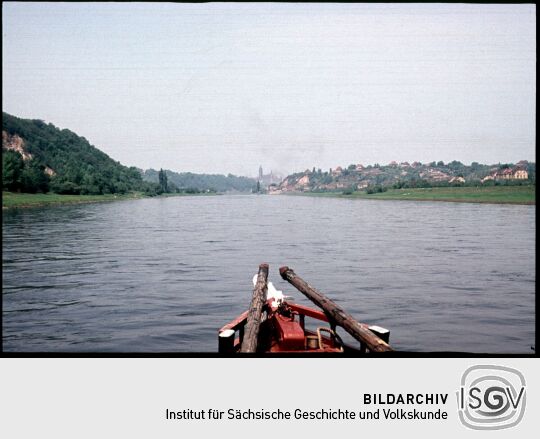 Blick von einem Schiff auf der Elbe zum Meißner Dom