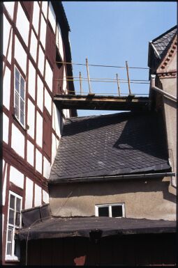 Bild: Mühlgasse Niederlungwitz mit offenen Übergang zwischen zwei Gebäuden 1995