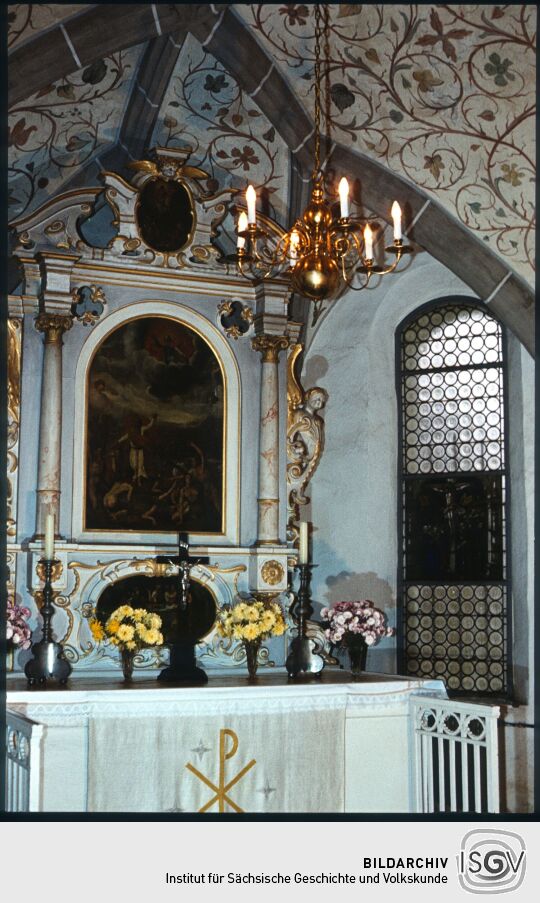 Blick zum Altar im spätgotischen Chor der Dorfkirche Arnsdorf