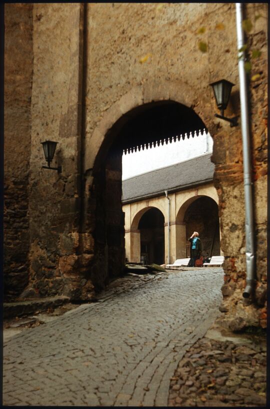 Blick durch ein Tor in den Hof von Burg Gnandstein