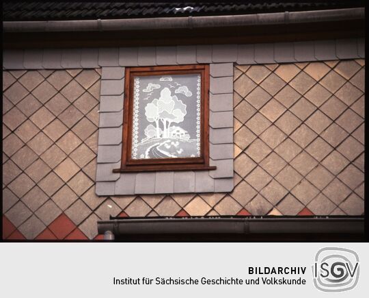 Fenster eines Gebäudes in Kleinröhrsdorf mit textilem Schmuck