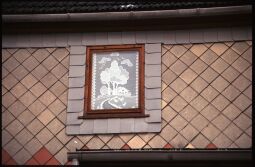 Bild: Fenster eines Gebäudes in Kleinröhrsdorf mit textilem Schmuck