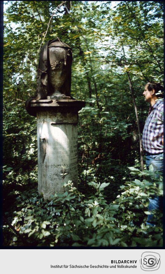 Grabmal in Form einer Sandsteinvase auf dem Eliasfriedhof in Dresden