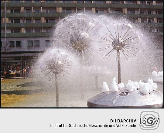 Wasserspiele ('Pusteplumen') auf der Prager Straße Dresden