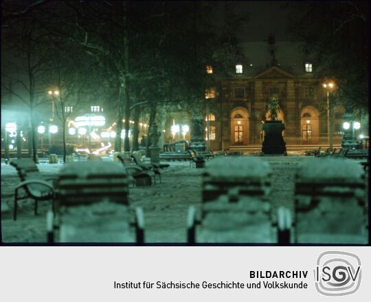 Blick über die verschneite Straße der Befreiung  (seit 1991 Hauptstraße) zum Goldenen Reiter und dem Blockhaus