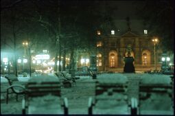 Bild: Blick über die verschneite Straße der Befreiung  (seit 1991 Hauptstraße) zum Goldenen Reiter und dem Blockhaus